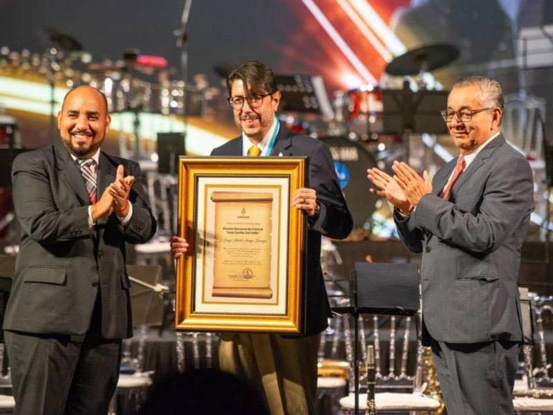 Con júblio y llenos de gozo, autoridades de la Secretaría de Educación de Honduras, encabezados por el ministro Daniel Esponda, galardonó la noche de este miércoles a varios destacados hondureños en la Ciencia, Arte y Literatura.