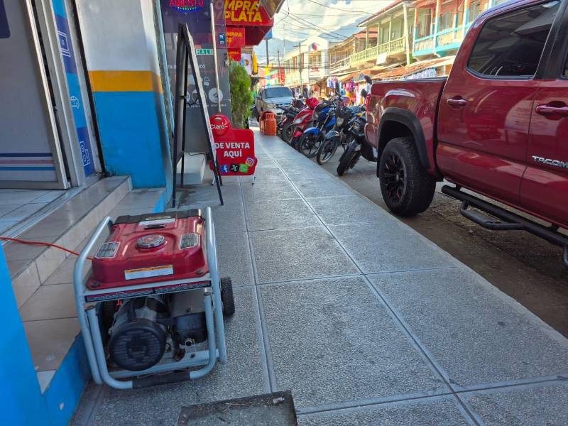 Los comerciantes locales reportan severas pérdidas económicas y altos costos extras para mantener a flote sus negocios en las principales ciudades del litoral atlántico.