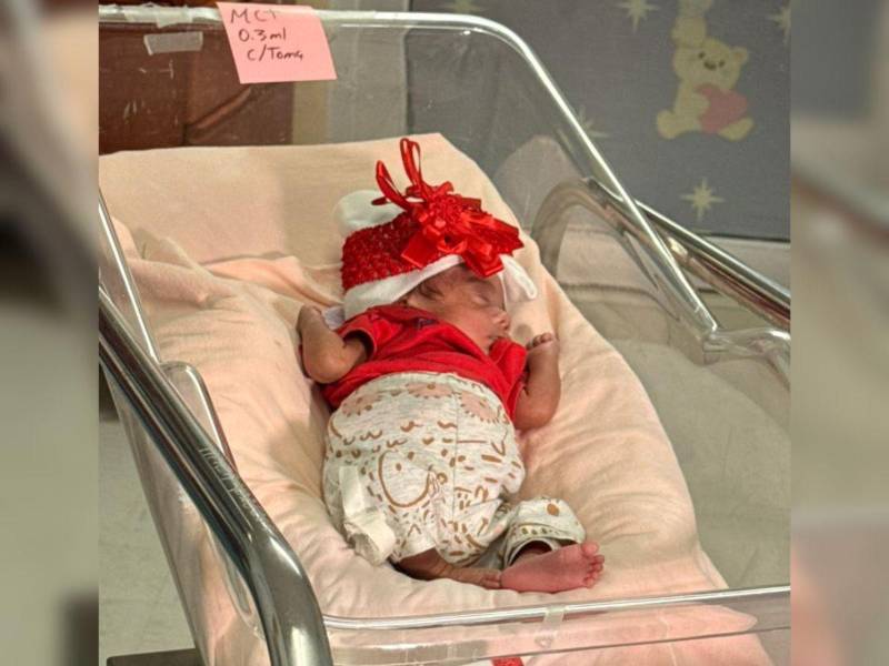 La pequeña Laura Raquel minutos antes de recibir el alta médica este martes.