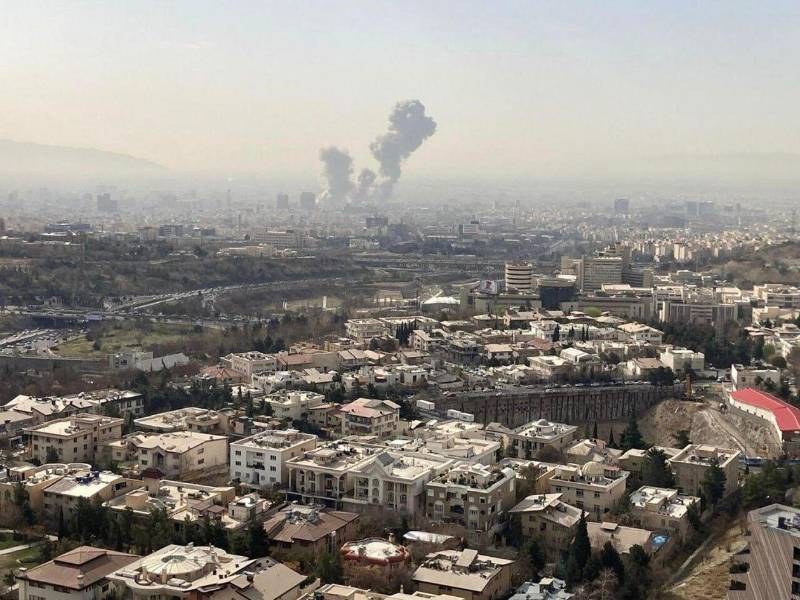 Una columna de humo emerge del centro de Teherán tras un ataque israelí este sábado.