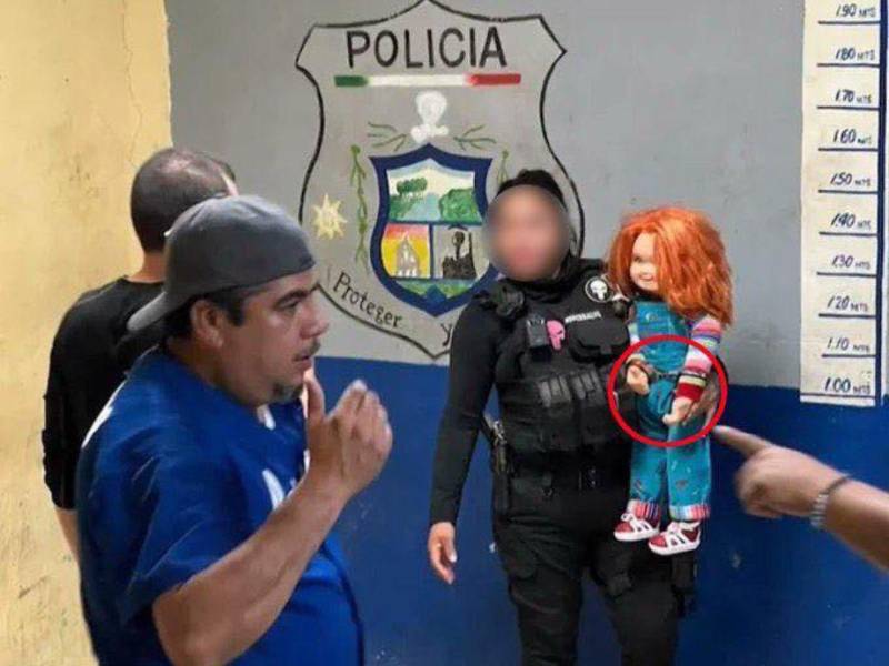 Un insólito incidente dejó perplejos a los habitantes de Monclova, Coahuila en México cuando un individuo identificado como Carlos “N” fue arrestado por las autoridades locales después de utilizar un muñeco del famoso personaje “Chucky” para sembrar el pánico.