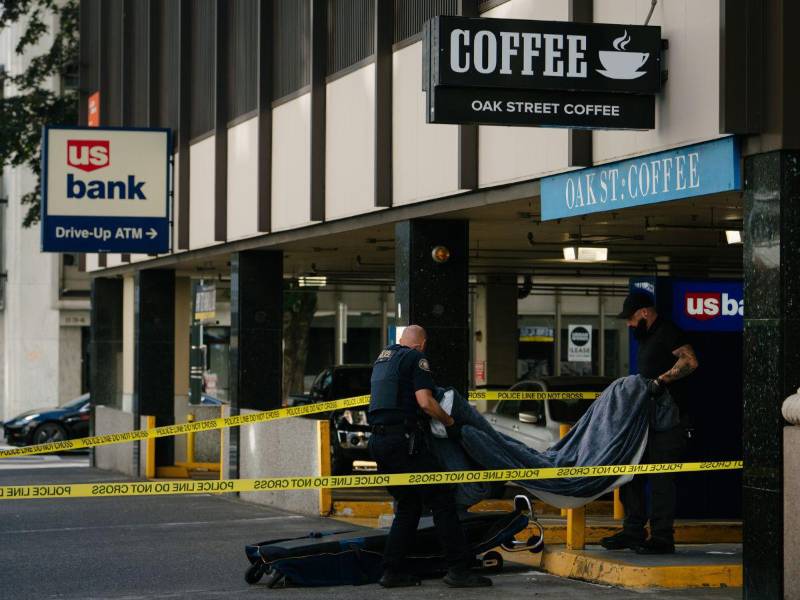 La Policía retira el cuerpo de un hombre que murió por una presunta sobredosis en Portland.