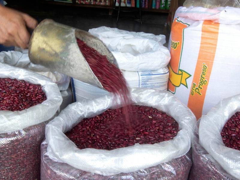 A diferencia de otros productos de la canasta básica, los frijoles no han experimentado aumentos ni rebajas y continúan vendiéndose a 22 lempiras la libra.