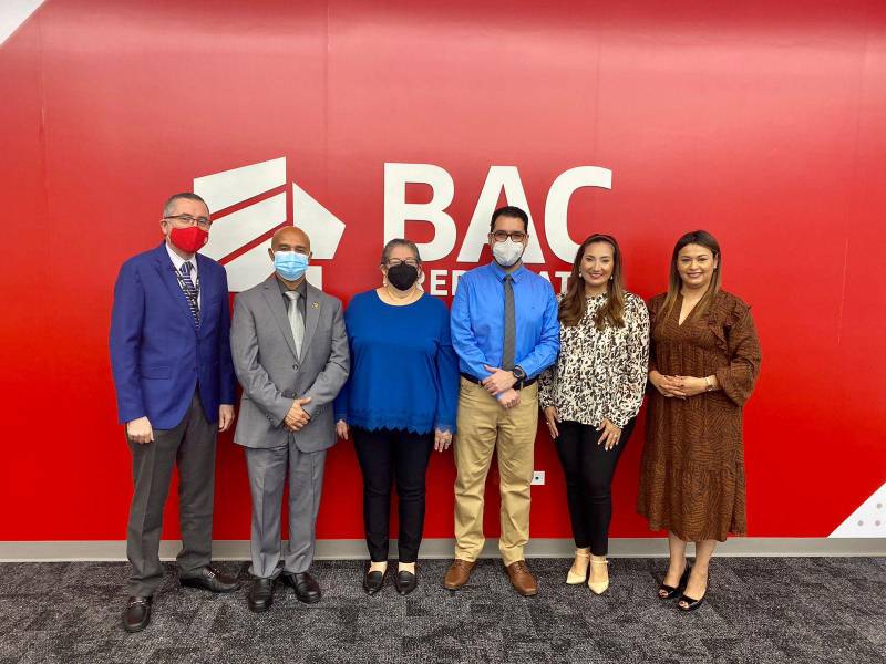 Ejecutivos de BAC Credomatic Jorge Pineda (izq.), Mónica Arita y Claudia Narváez (der.); al centro los ganadores de la promoción: Luis Enrique Santos y Rosario González, acompañada de su esposo Reynaldo Salinas.
