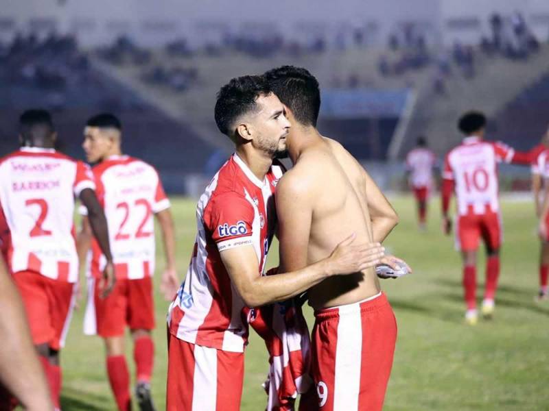 Juan Ramón Mejía y Marcelo Canales fueron artífices del triunfo del Vida contra el Victoria.