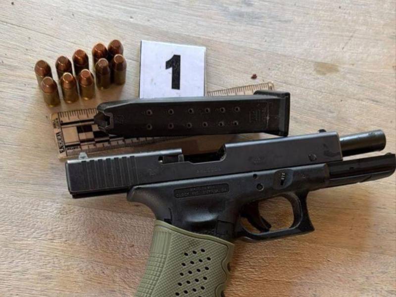 Un arma decomisada durante los allanamientos en La Ceiba.