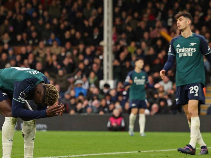 Jugadores del Arsenal lamentando la derrota en el cierre del 2023.