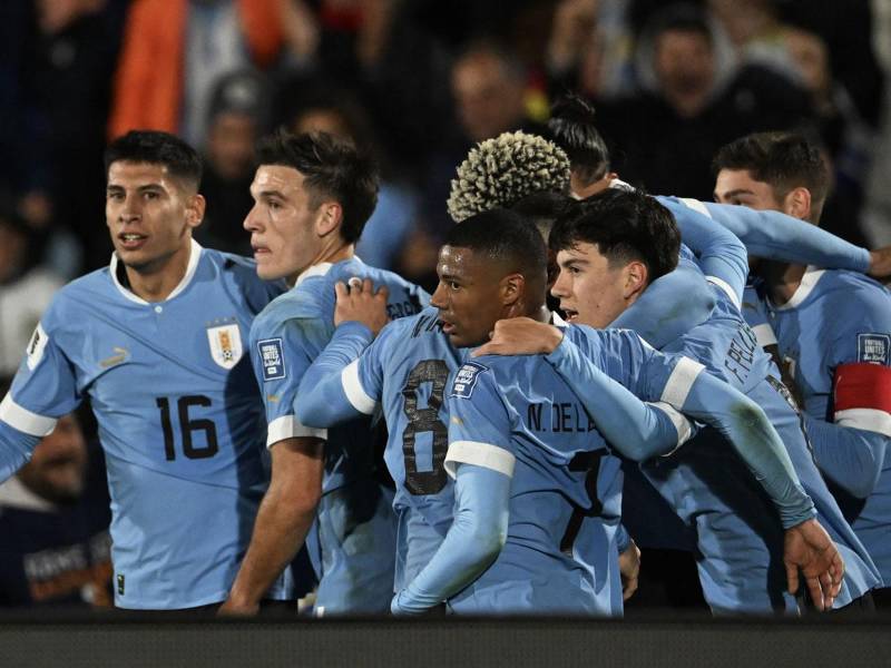 Los jugadores de Uruguay celebran el gol de Darwin Núñez contra Brasil.