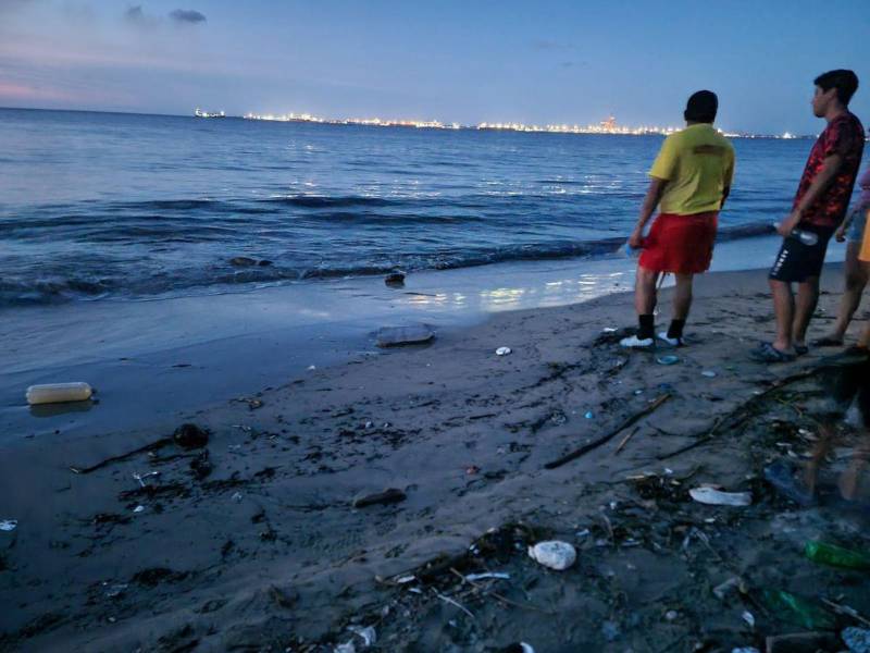 El cuerpo sin vida de Santiago Bardales fue hallado a la orilla de la playa luego de ser arrastrado por un río en Omoa, Cortés.