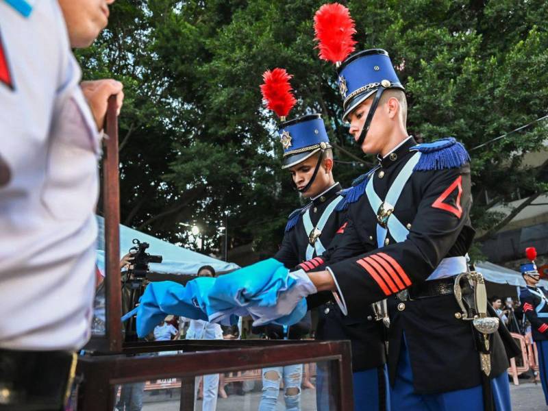Los cadetes de las FFAA, realizaron la incineración del Pabellón Nacional e hicieron entrega de las 36 banderas que hoy la presidenta Xiomara Castro entregará a los Secretarios de Estado.