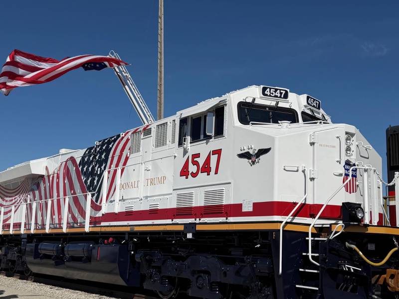 Fotografía cedida por Union Pacific de un detalle de la locomotora n.º 4547, una unidad conmemorativa que rinde homenaje a Donald J. Trump, que inicia su primera misión transportando componentes de cohetes para el programa de exploración lunar Artemis III de la NASA el 2 de junio cerca de la localidad de Corrine en Utah (EE.UU.). EFE/Union Pacific