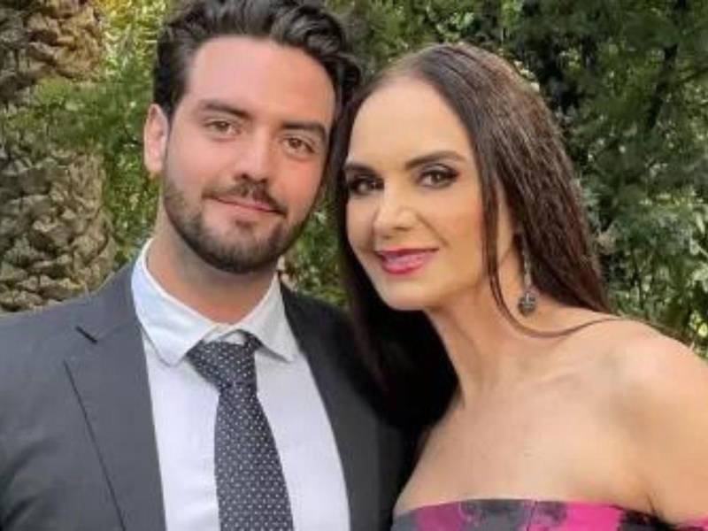 Simón Charaf Jones y su madre Lupita Jones.