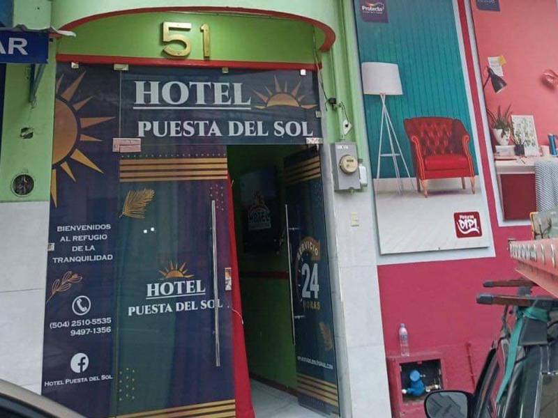 En una serie de operativos realizados en distintas zonas de San Pedro Sula, Cortés, la Unidad Contra la Trata, Explotación Sexual y Tráfico de Personas (UTESCP) y la Agencia Técnica de Investigación Criminal (ATIC) lograron desmantelar centros de explotación sexual comercial que operaban bajo la fachada de masajes relajantes, arrestando a dos administradoras y ejecutando una orden de captura.