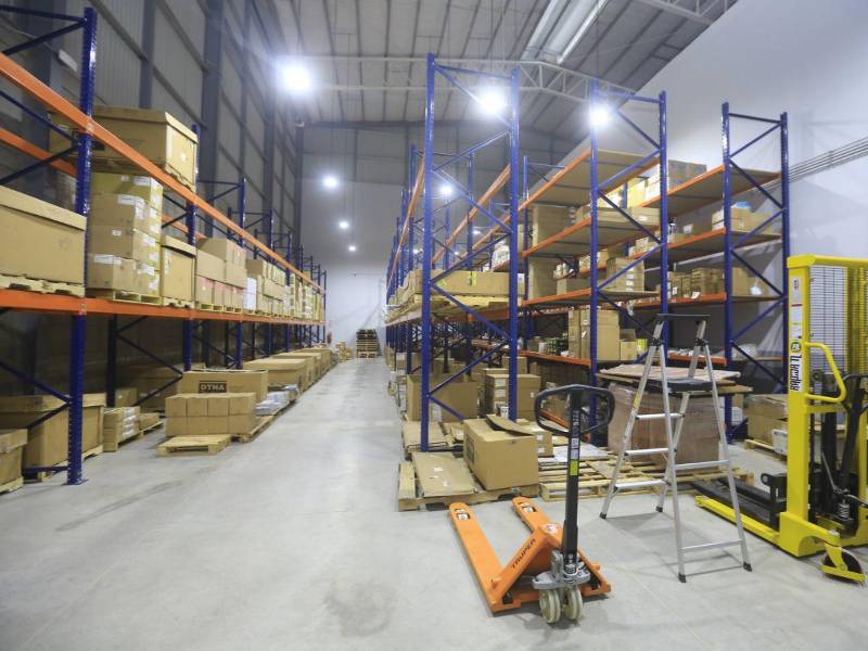 La nueva bodega de repuestos busca facilitar el acceso a piezas para vehículos comerciales de las marcas Mercedes-Benz y Freightliner.