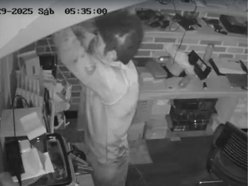 Captura del video que capta al sujeto que en uno de los costados de su cabeza tiene una enorme cicatriz.