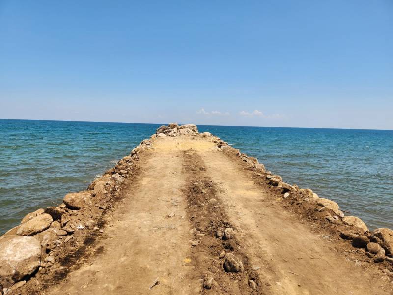 La construcción de espigones busca frenar la erosión que amenaza la infraestructura local y promover la recuperación natural de las playas.