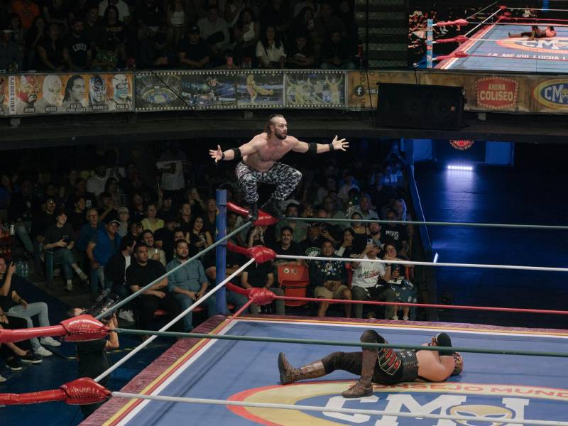 Flip Gordon, luchador estadounidense, se prepara para lanzarse de las cuerdas en una pelea en la CDMX. (Luis Antonio Rojas para The New York Times)
