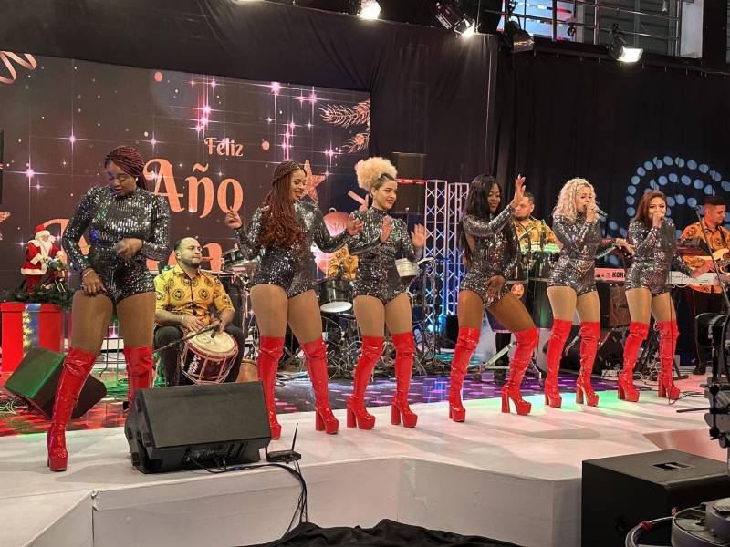 <b>CHICAS ROLANDS</b>“Las consentidas de Honduras” se trasladan este fin de semana hasta el Sur de Honduras, en donde animarán distintas fiestas para despedir el año 2023. Este viernes 29 de diciembre estarán en Rancho Matías en San Benito Viejo, Concepción de María en Choluteca, el sábado 30 cantarán para los habitantes de Yuscarán, Valle donde prometen amanecer, y 31 despiden el 2023 en El Estero, Alianza Valle para el 1 de enero recibir el 2024 animando el Carnaval en la Feria de Tapatoca en Choluteca.