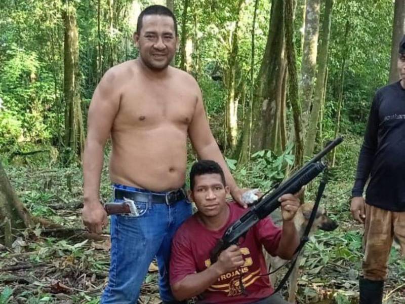 Hondureños cazan un Tapir.