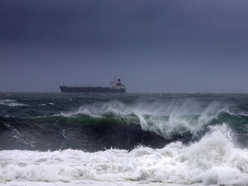 El huracán Erick alcanzó la categoría 3 este miércoles y se dirige hacia las costas de Oaxaca y Guerrero, en el sur de México, donde podría tocar tierra durante la madrugada del jueves con mayor fuerza, según el Servicio Meteorológico Nacional (SMN). EFE/ Luis Villalobos
