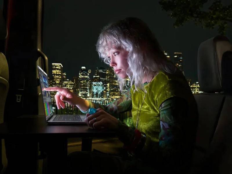 Apple rediseñó la bisagra de la MacBook Pro para soportar la interacción táctil y mantener estable la pantalla mientras se utiliza con los dedos.