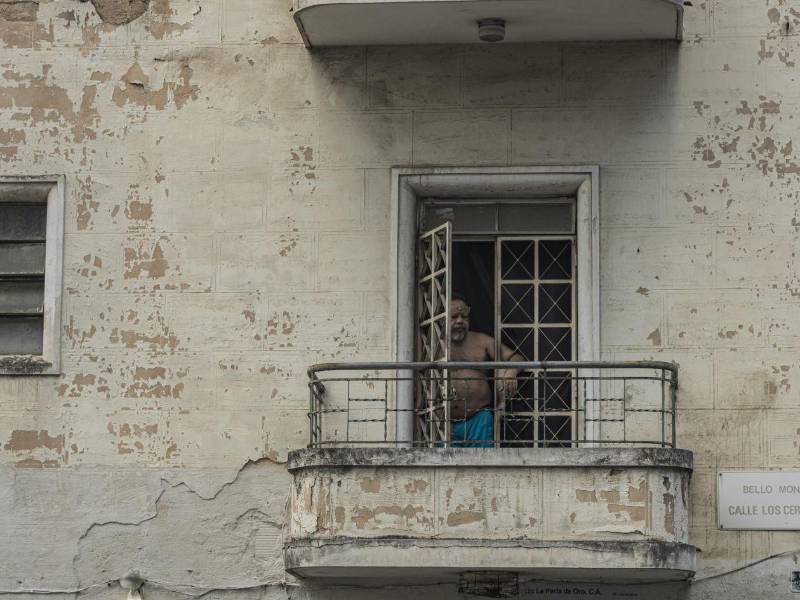 Cinco días después del doble terremoto que ha dejado hasta ahora 1.450 fallecidos, los venezolanos volvieron a ser sorprendidos por un sismo de magnitud 4.6 que sacudió la zona norte del país. Todo ocurrió mientras las labores de rescate y recuperación continúan en las zonas más afectadas.