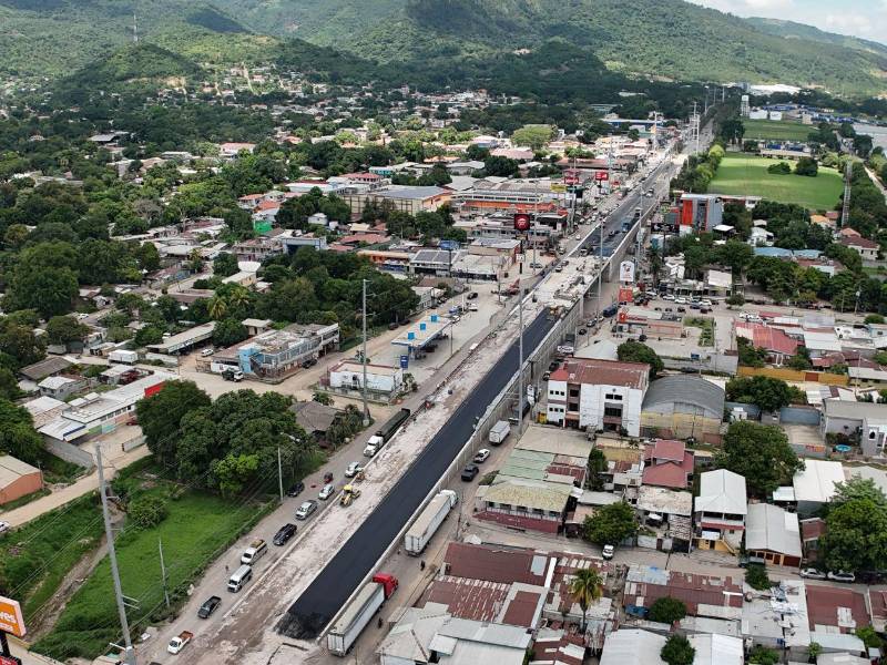 Las cuadrillas están trabajando de día y de noche, el ministro Octavio Pineda llegó a supervisar la obra.