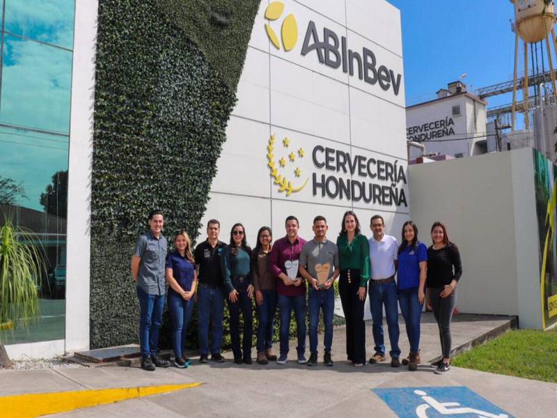 Cervecería Hondureña celebra con sus colaboradores el galardón Bandera Ecológica - Cambio Climático, reafirmando su liderazgo en sostenibilidad.