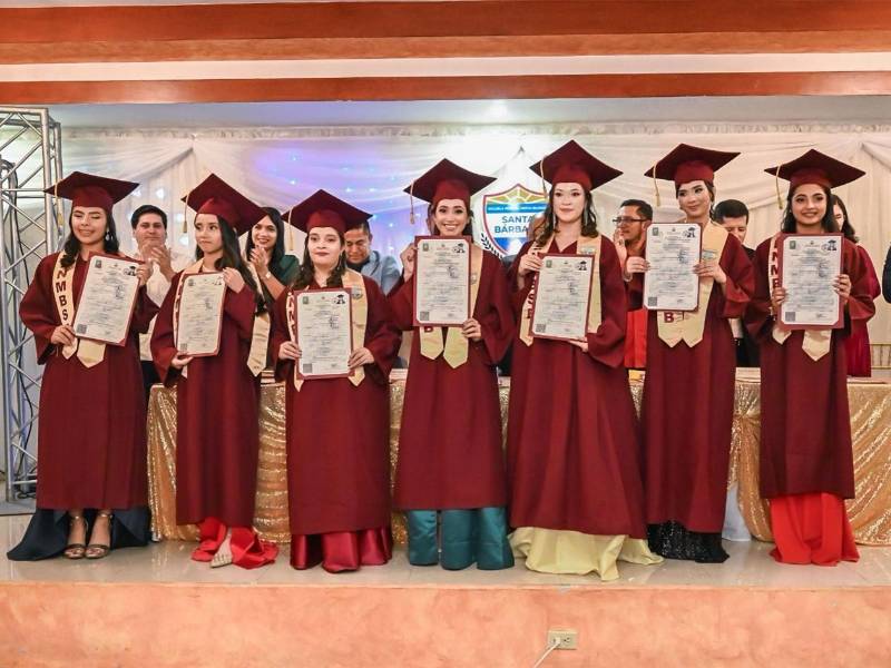 Docentes graduados de Santa Bárbara celebran su incorporación como parte de la primera promoción de maestros bilingües del sistema público.