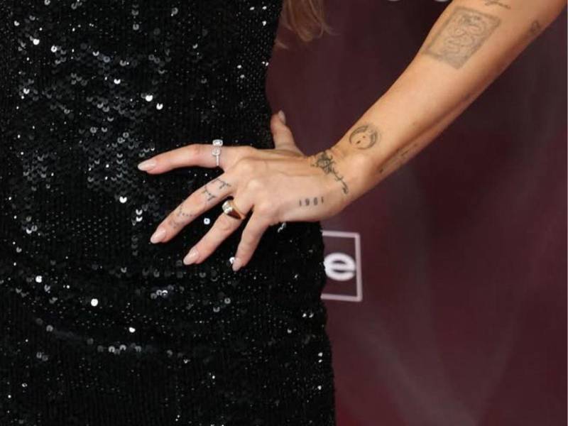 Durante el estreno de Avatar: Fuego y Ceniza, Miley Cyrus lució el supuesto anillo de compromiso de una piedra de corte cojín montada en una gruesa banda de oro amarillo de 14 quilates.