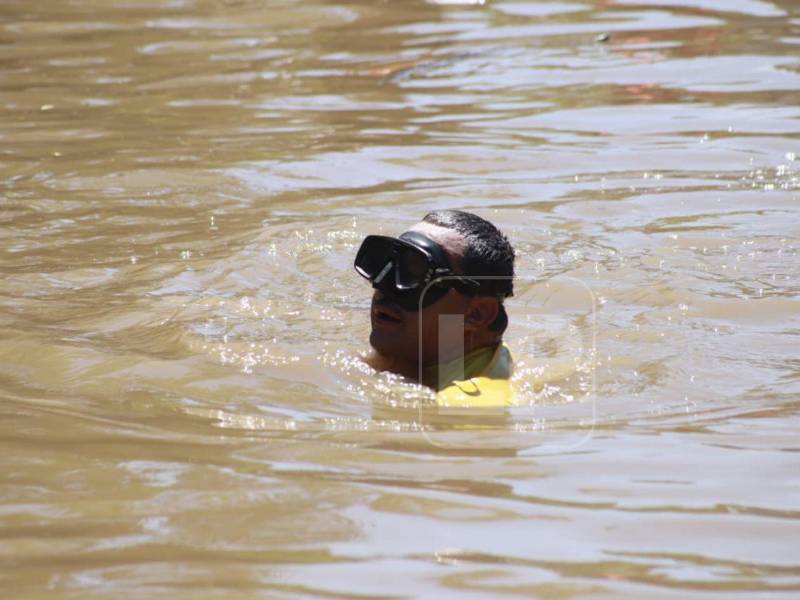 Rescatistas buscan al menor desaparecido el domingo.