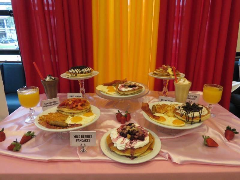 Con tres nuevas opciones de panqueques y dos opciones de milkshakes, Denny’s está listo para consentir a sus consumidores con una fusión de sabores.