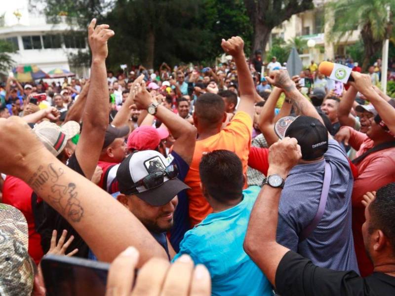Taxistas y sociedad civil celebraron en el parque Ramón Rosa la decisión de la Corporación Municipal tras varios días de protestas.