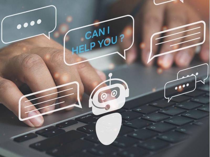 El asistente es capaz de integrarse con herramientas CRM para dar seguimiento a oportunidades comerciales.