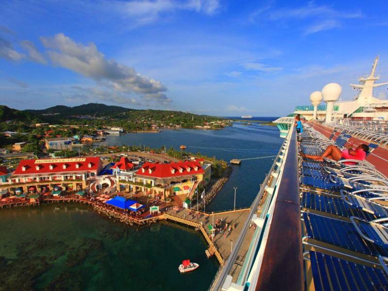 La isla de Roatán es un paraíso caribeño de Honduras, famosa por sus playas de arena blanca, aguas turquesas y el vibrante arrecife de coral.
