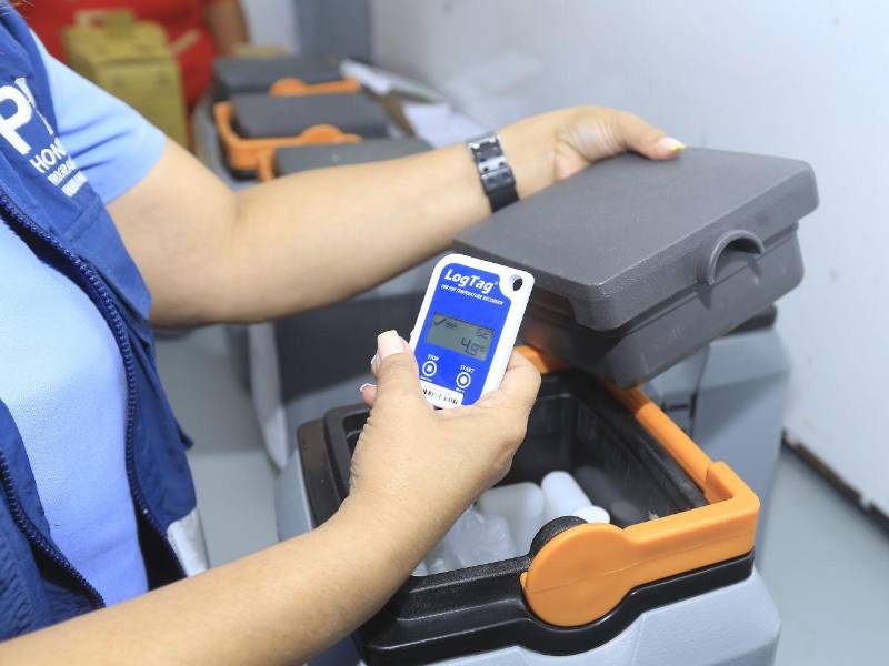 Una licenciada en enfermería muestra las condiciones de cadena de frío utilizadas para el almacenamiento y conservación adecuada de las vacunas.