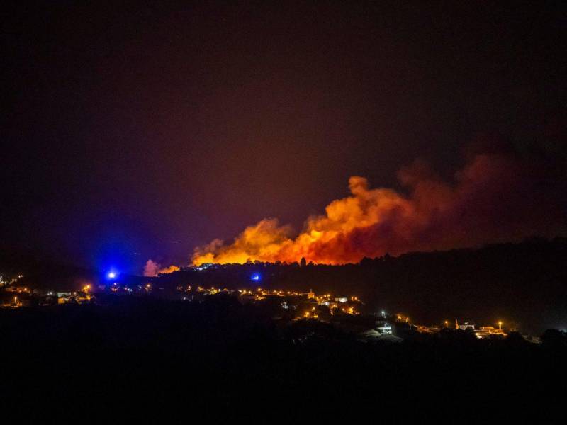 En Vilardevós, la Unidad Militar de Emergencias lucha contra un gran incendio forestal.