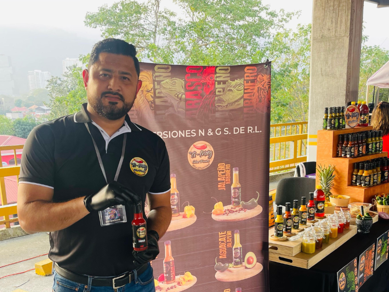 Emprendedor mostrando su producto.