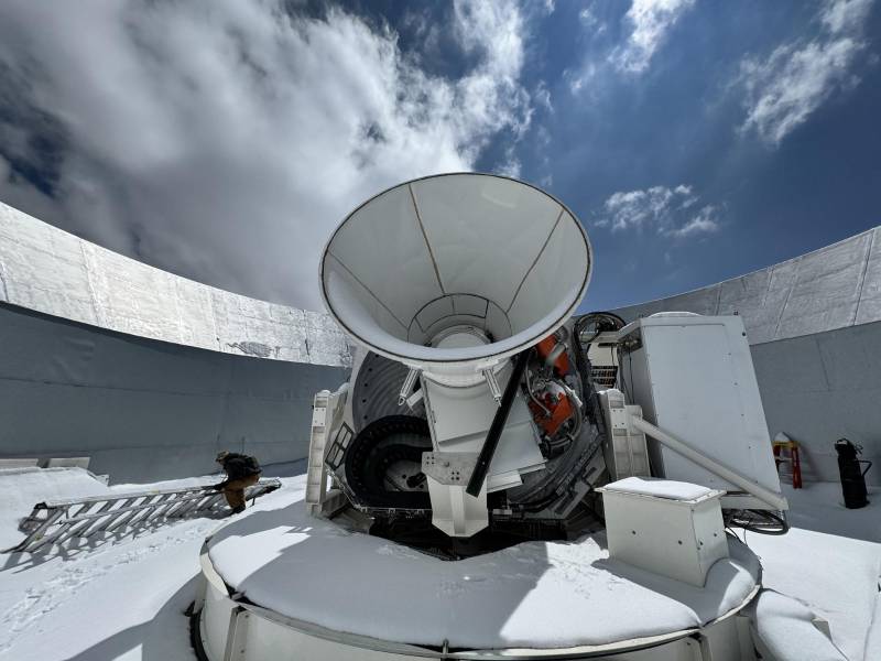 Uno de los telescopios de pequeña apertura del Observatorio Simons, que estudian las microondas que llenan el universo.