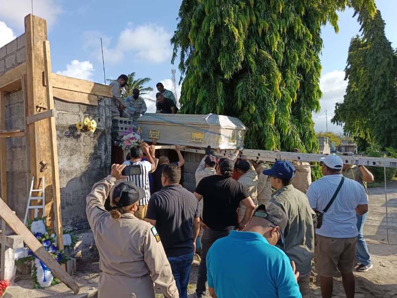 Familiares y amigos acompañaron el sepelio de Nasser Hilsaca en La Ceiba, Atlántida, donde le dieron el último adiós antes de su descanso final.