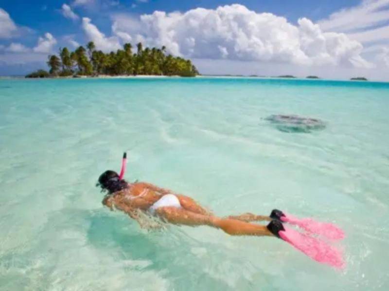 Roatán, con sus playas de aguas cristalinas, arrecifes y hermosos paisajes, es uno de los destinos turísticos más visitados de Honduras. Para quienes planean visitar la isla durante el Feriado Morazánico 2026, esta guía reúne las principales opciones para llegar, los lugares que pueden conocer y las actividades que pueden realizar durante su estadía.
