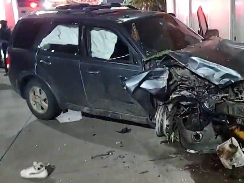 Los presuntos delincuentes se trasladaban en una camioneta Ford Escape que estrellaron en un restaurante.