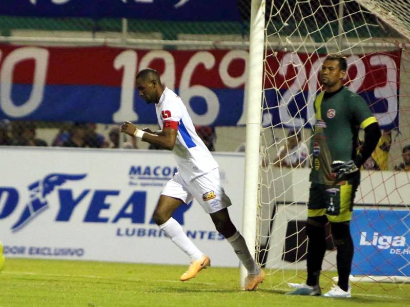 Jerry Bengtson está cada vez más cerca de alcanzar a Wilmer Velásquez como el máximo goleador en la historia de la Liga Nacional de Honduras.