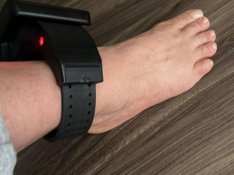 Este es el grillete que le colocaron a la hondureña en Virginia, Estados Unidos.