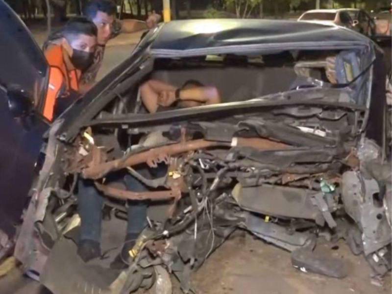 El automotor quedó totalmente destruido.