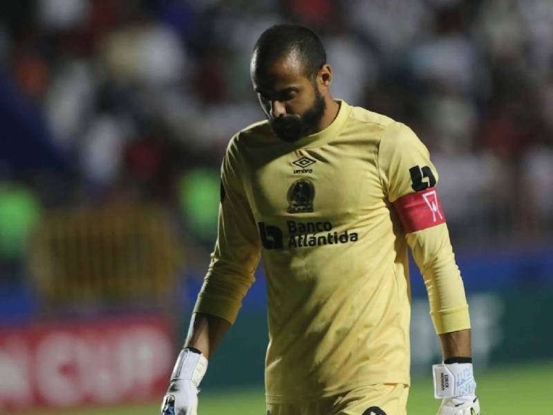 Edrick Menjívar salió cabizbajo tras la eliminación del Olimpia en el estadio Nacional.