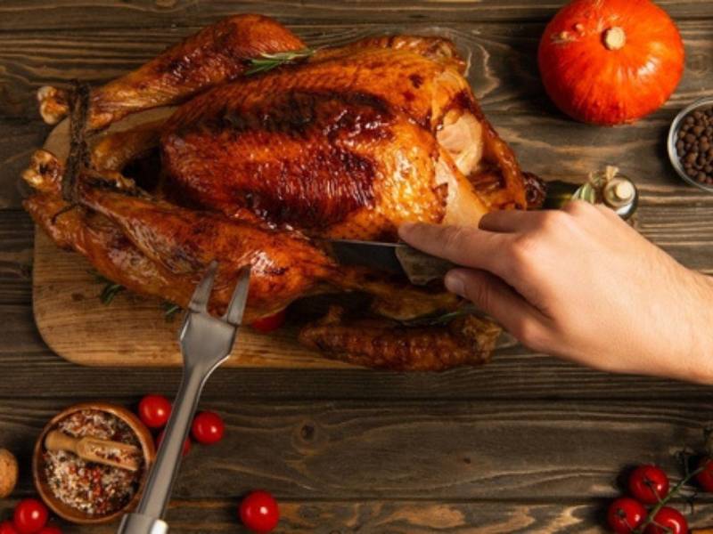 Pavo asado con glaseado de hierbas y miel