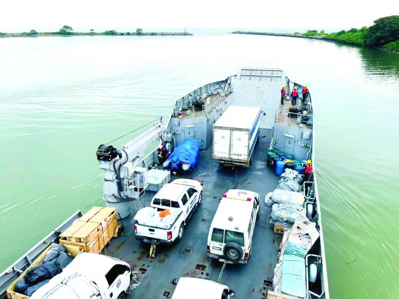 <b>Ayuda humanitaria, clínicas móviles y equipos médicos siguen llegando a la isla de Roatán a través de los buques de las Fuerzas Armadas de Honduras.</b>