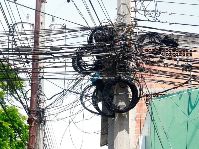 Habitantes de la avenida Lempira denuncian que dos hombres sustraen cables de cobre durante la noche y aseguran que estos hechos ya se han registrado anteriormente a plena luz del día. Los vecinos exigen patrullajes preventivos en la zona.