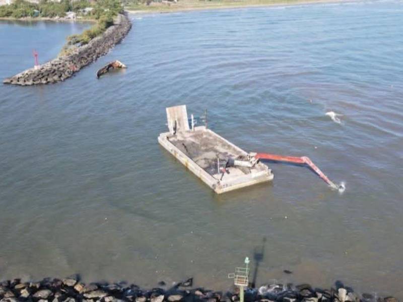 Una sola draga mantiene mantiene activo el comercio y traslado de pasajeros entre La Ceiba e Islas de la Bahía.